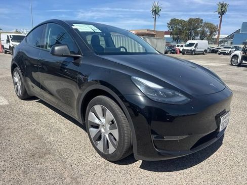 Used 2024 Tesla Model Y Long Range AWD/4WD image 3
