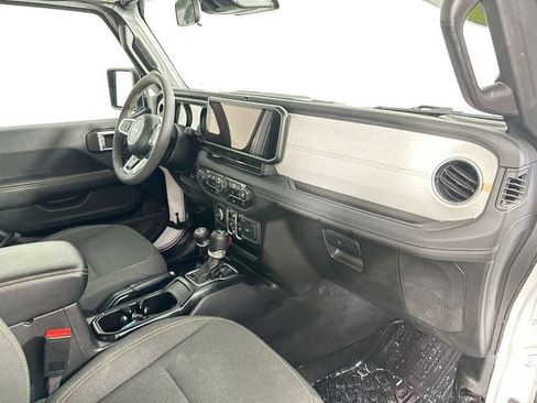 Used 2024 Jeep Wrangler Unlimited Sahara AWD/4WD image 28