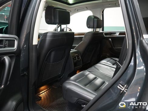 Used 2016 Volkswagen Touareg Sport image 29