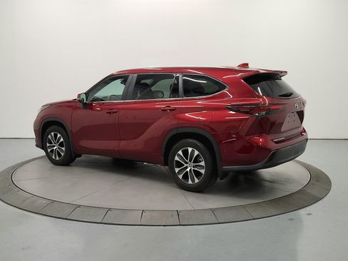 Used 2024 Toyota Highlander XLE FWD image 6