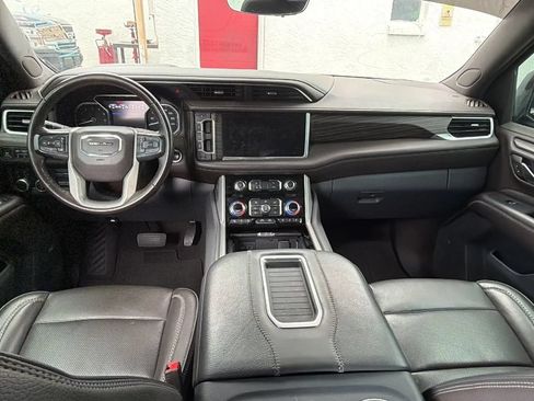 Used 2021 GMC Yukon XL Denali w/ Denali Premium Package AWD/4WD image 8