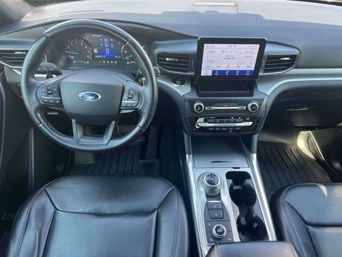 Used 2020 Ford Explorer XLT w/ Equipment Group 202A AWD/4WD image 17