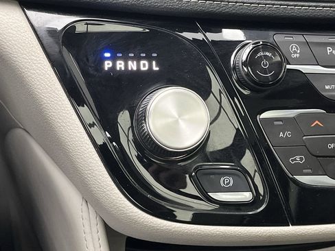 Used 2023 Chrysler Pacifica Limited image 26