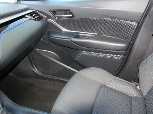 Used 2020 Toyota C-HR LE FWD image 31