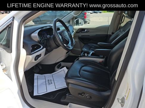 Used 2023 Chrysler Pacifica Touring-L FWD image 11