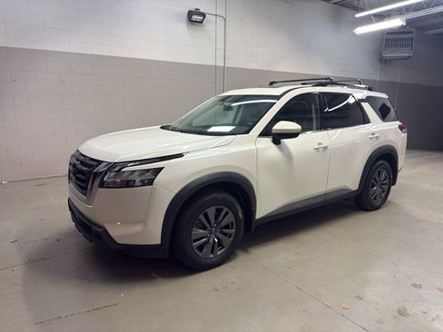 Used 2022 Nissan Pathfinder SV w/ SV Premium Package AWD/4WD image 3
