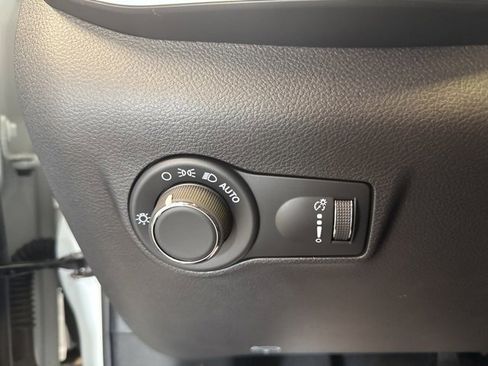 Used 2025 Jeep Compass Sport w/ Mopar Graphics Package image 21