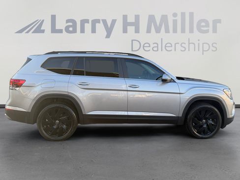 Used 2024 Volkswagen Atlas SE w/ Panoramic Sunroof Package FWD image 6