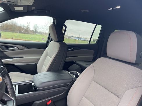Used 2025 Chevrolet Traverse LT image 11