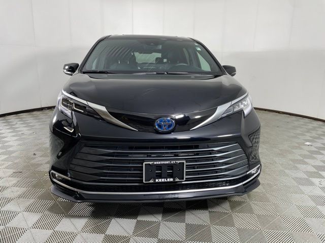 Used 2025 Toyota Sienna Limited AWD/4WD image 2