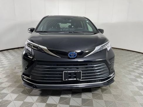 Used 2025 Toyota Sienna Limited AWD/4WD image 2