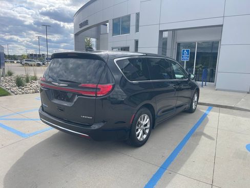Used 2026 Chrysler Pacifica Limited FWD image 7