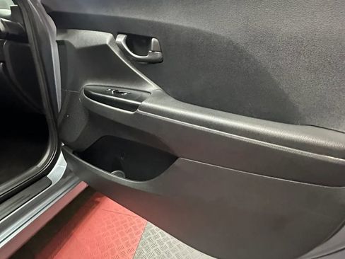 Used 2019 Hyundai Veloster 2.0 FWD image 28