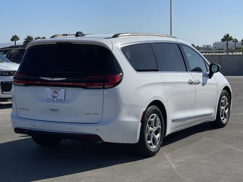 Used 2023 Chrysler Pacifica Limited FWD image 5