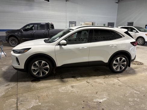 Used 2023 Ford Escape Platinum w/ Premium Technology Package image 7