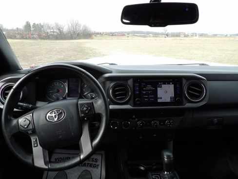 Used 2017 Toyota Tacoma TRD Sport w/ Tow Package image 10