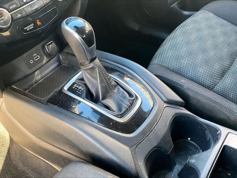 Used 2020 Nissan Rogue Sport SV image 15