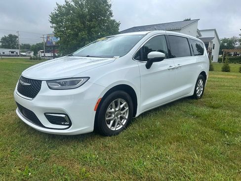 Used 2023 Chrysler Pacifica Touring-L FWD image 7