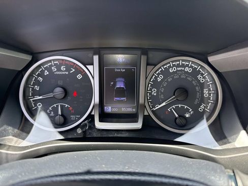 Used 2020 Toyota Tacoma SR5 w/ SR5 Appearance Package (SM) RWD image 36