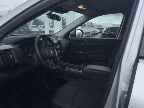 Used 2025 Nissan Pathfinder SV FWD image 6