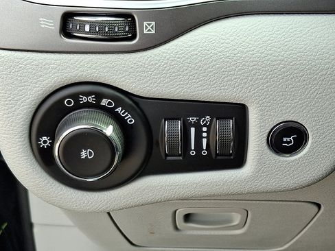 Used 2019 Jeep Cherokee Limited w/ Technology Group image 25