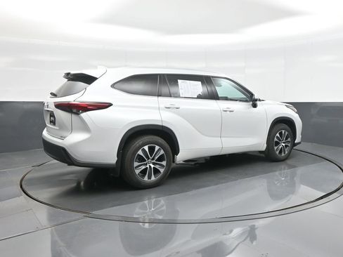 Used 2022 Toyota Highlander XLE AWD/4WD image 7