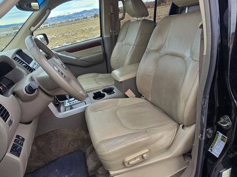 Used 2010 Nissan Pathfinder LE image 13