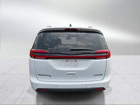 Used 2025 Chrysler Pacifica Limited FWD image 4