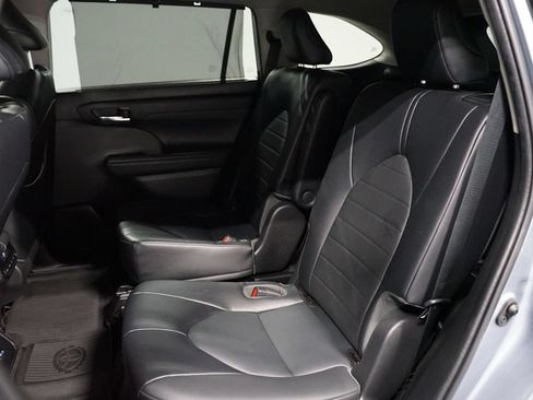 Used 2022 Toyota Highlander XLE FWD image 28