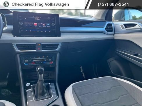 Used 2025 Volkswagen Taos SE FWD image 31