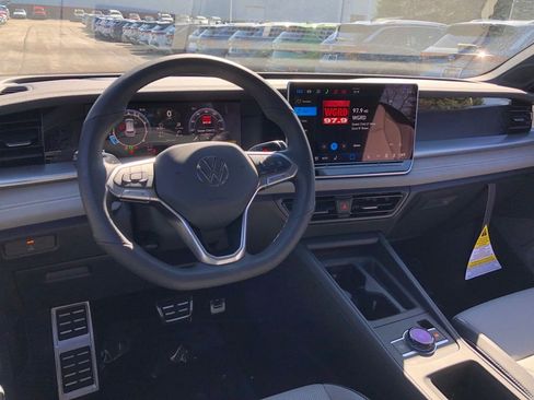 New 2026 Volkswagen Tiguan SE R-Line AWD/4WD image 16