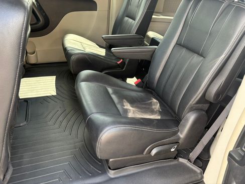 Used 2015 Chrysler Town & Country Touring-L w/ Driver Convenience Group FWD image 26
