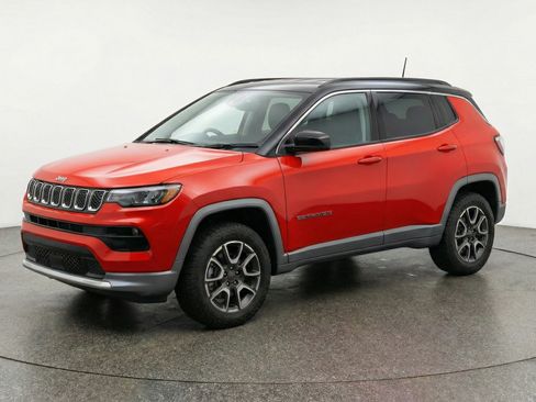 Used 2025 Jeep Compass Trailhawk AWD/4WD image 3