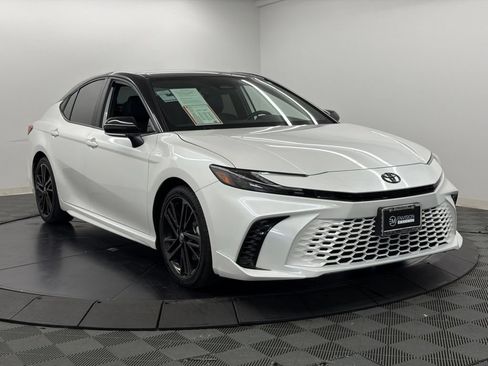 Used 2025 Toyota Camry XSE FWD image 8