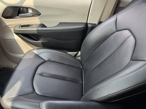 Used 2024 Chrysler Pacifica Touring-L FWD image 25