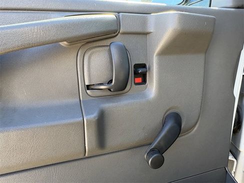 Used 2009 Chevrolet Express 2500 image 11