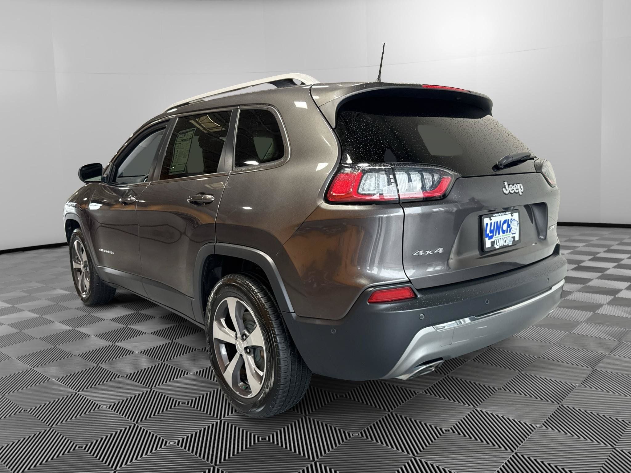 Used 2019 Jeep Cherokee Limited w/ Technology Group AWD/4WD image 3
