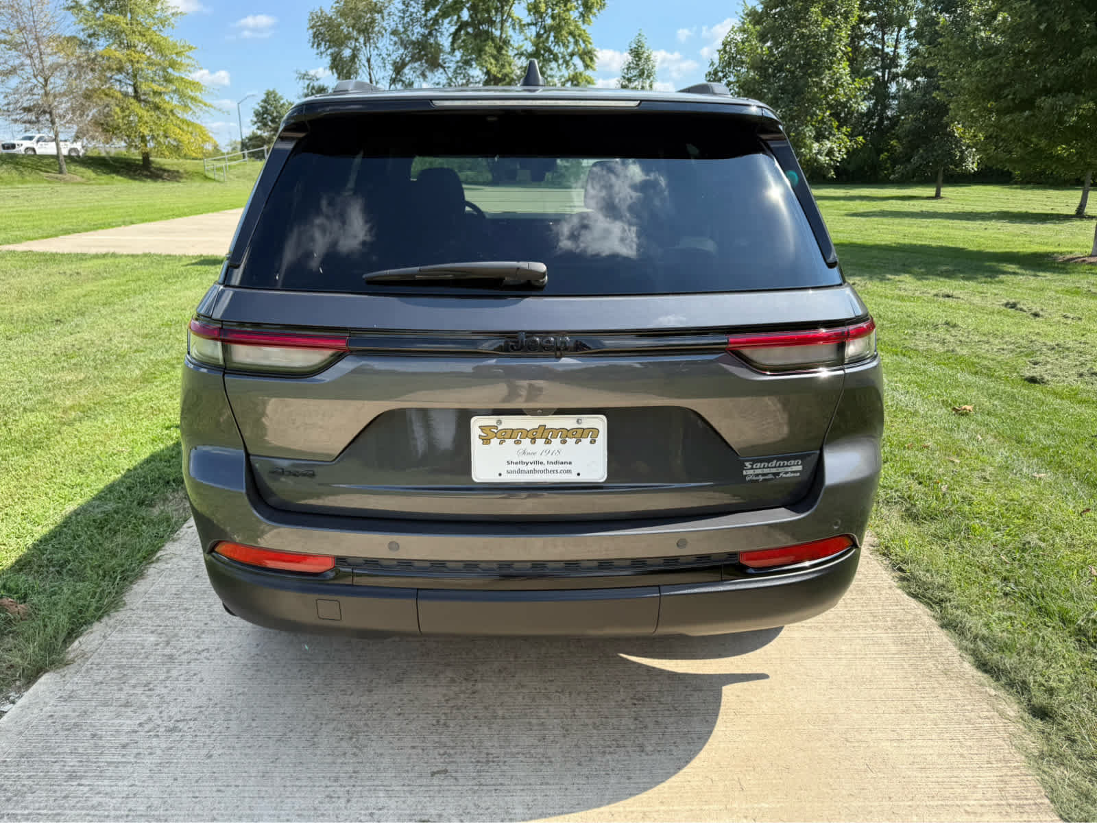 Used 2025 Jeep Grand Cherokee Altitude AWD/4WD image 5