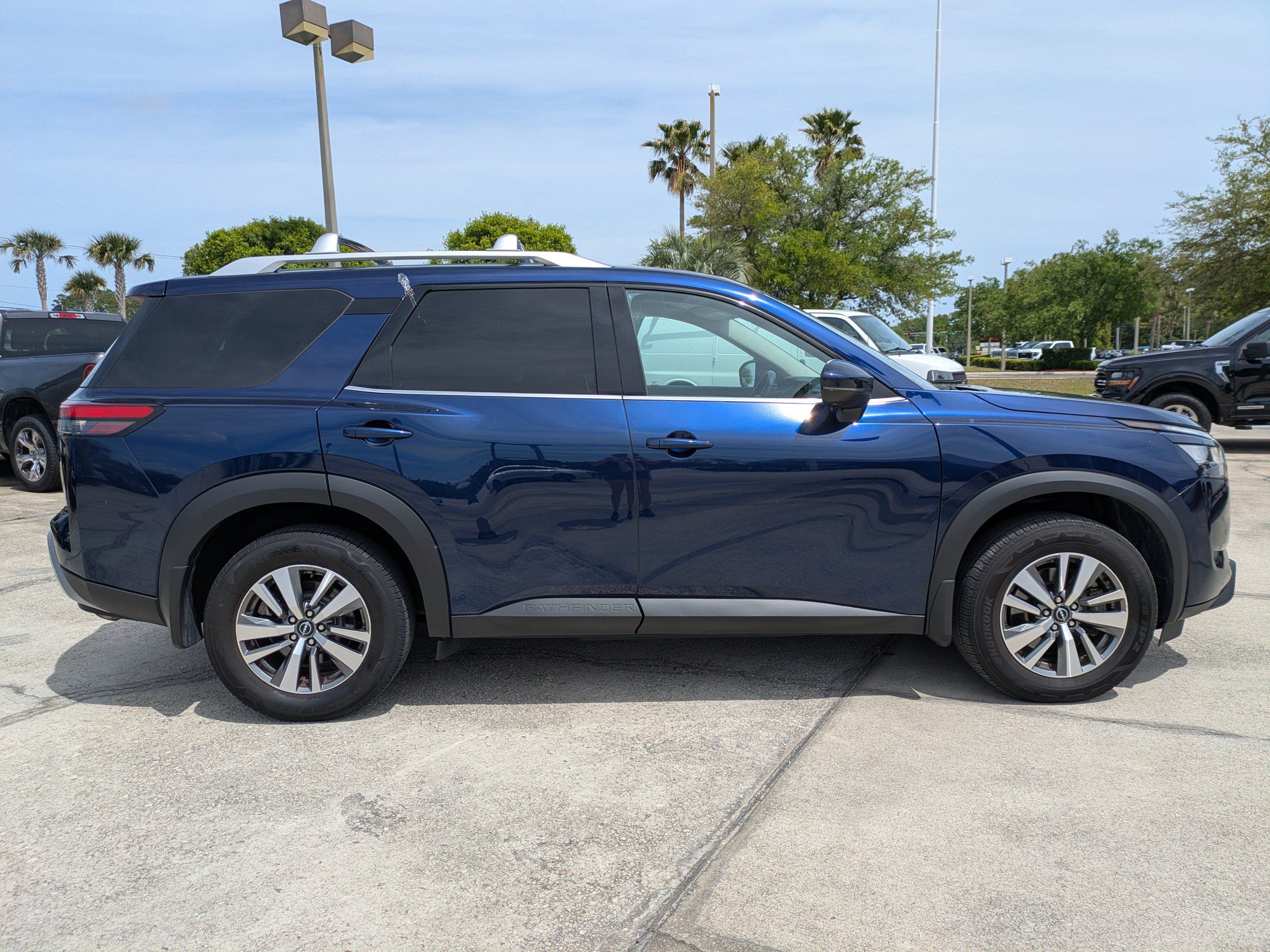 Used 2023 Nissan Pathfinder SL FWD image 3