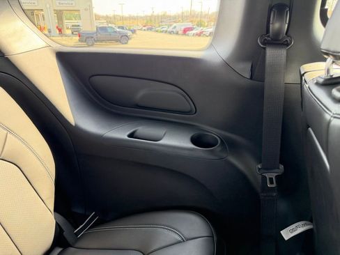 New 2026 Chrysler Pacifica Select FWD image 38