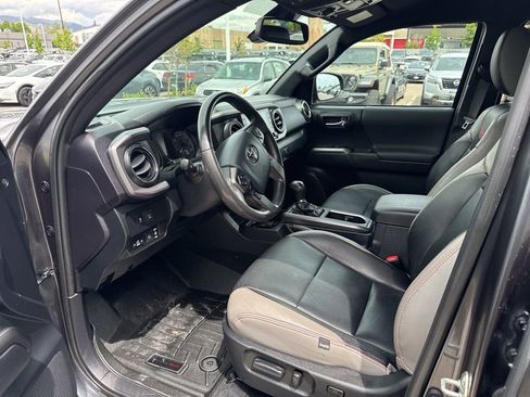Used 2020 Toyota Tacoma TRD Off-Road w/ Advanced Technology Package AWD/4WD image 14