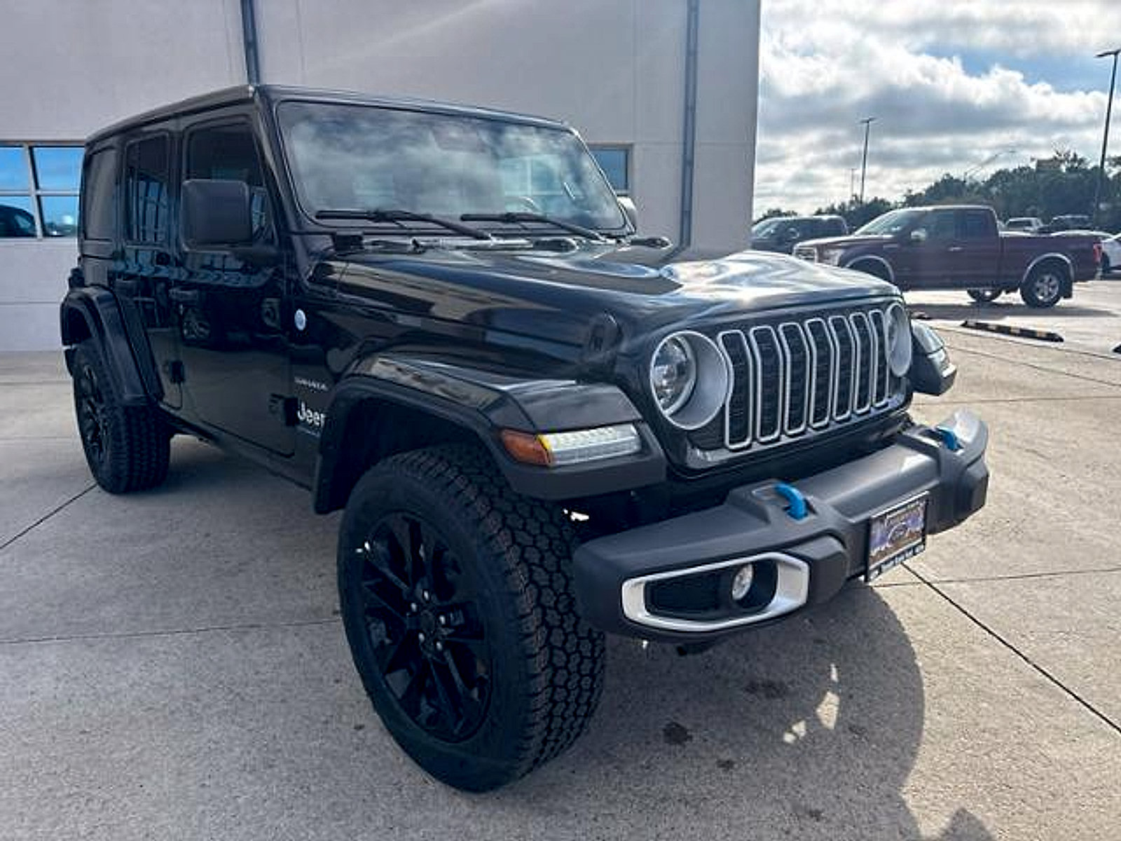 Used 2024 Jeep Wrangler Unlimited Sahara AWD/4WD image 3