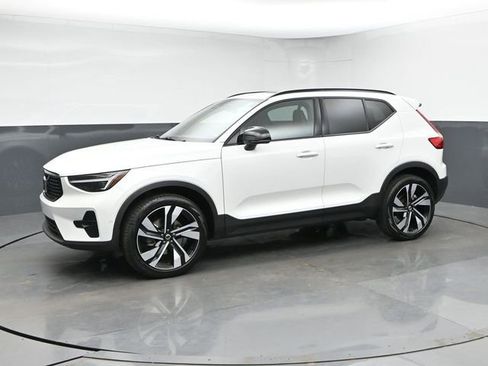 Used 2024 Volvo XC40 B5 Plus AWD/4WD image 4