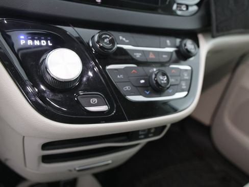 Used 2017 Chrysler Pacifica Touring-L image 5