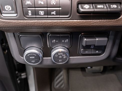 Used 2024 GMC Yukon Denali w/ Denali Reserve Package image 32