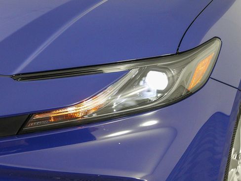 Used 2025 Toyota Camry LE w/ Convenience Package image 4