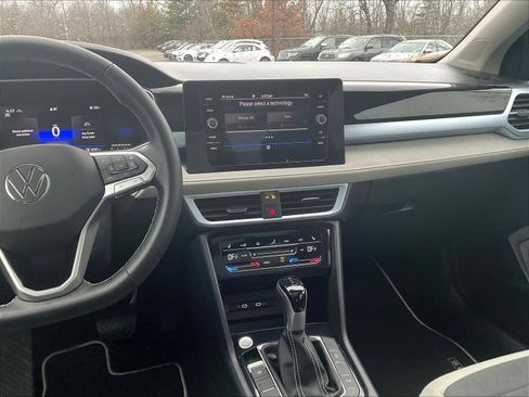 Used 2025 Volkswagen Taos SE w/ Panoramic Sunroof Package image 18
