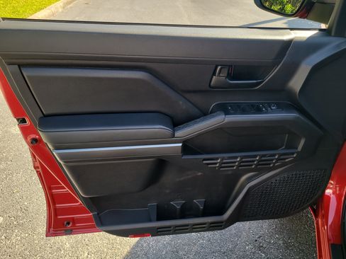 Certified 2025 Toyota Tacoma SR5 AWD/4WD image 17