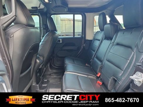 Used 2018 Jeep Wrangler Unlimited Sahara w/ Cold Weather Group AWD/4WD image 13