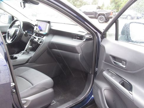 Used 2024 Toyota Venza LE image 16